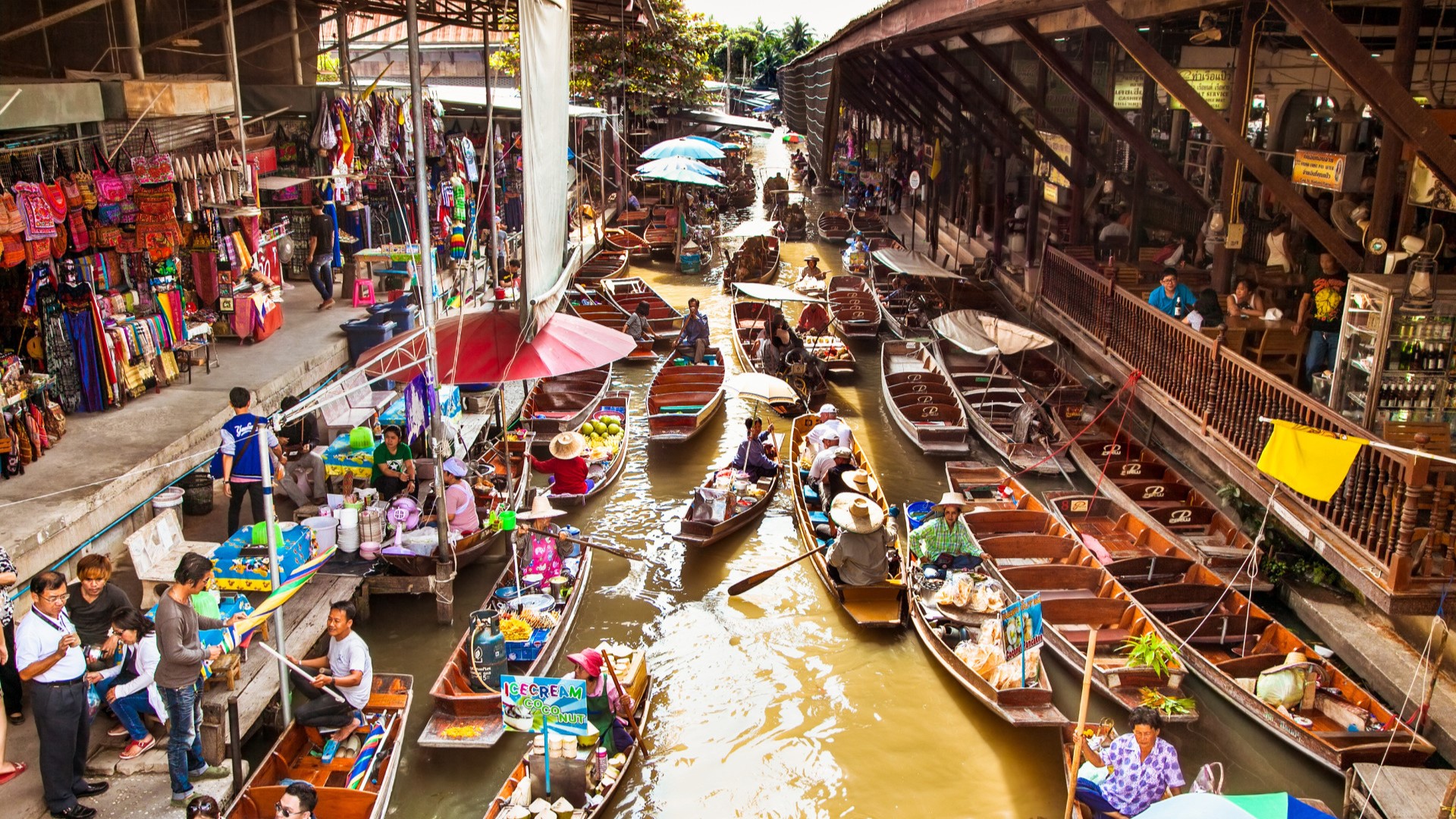 Floating Markets: A Vibrant Glimpse into Thailand's Aquatic Way of Life