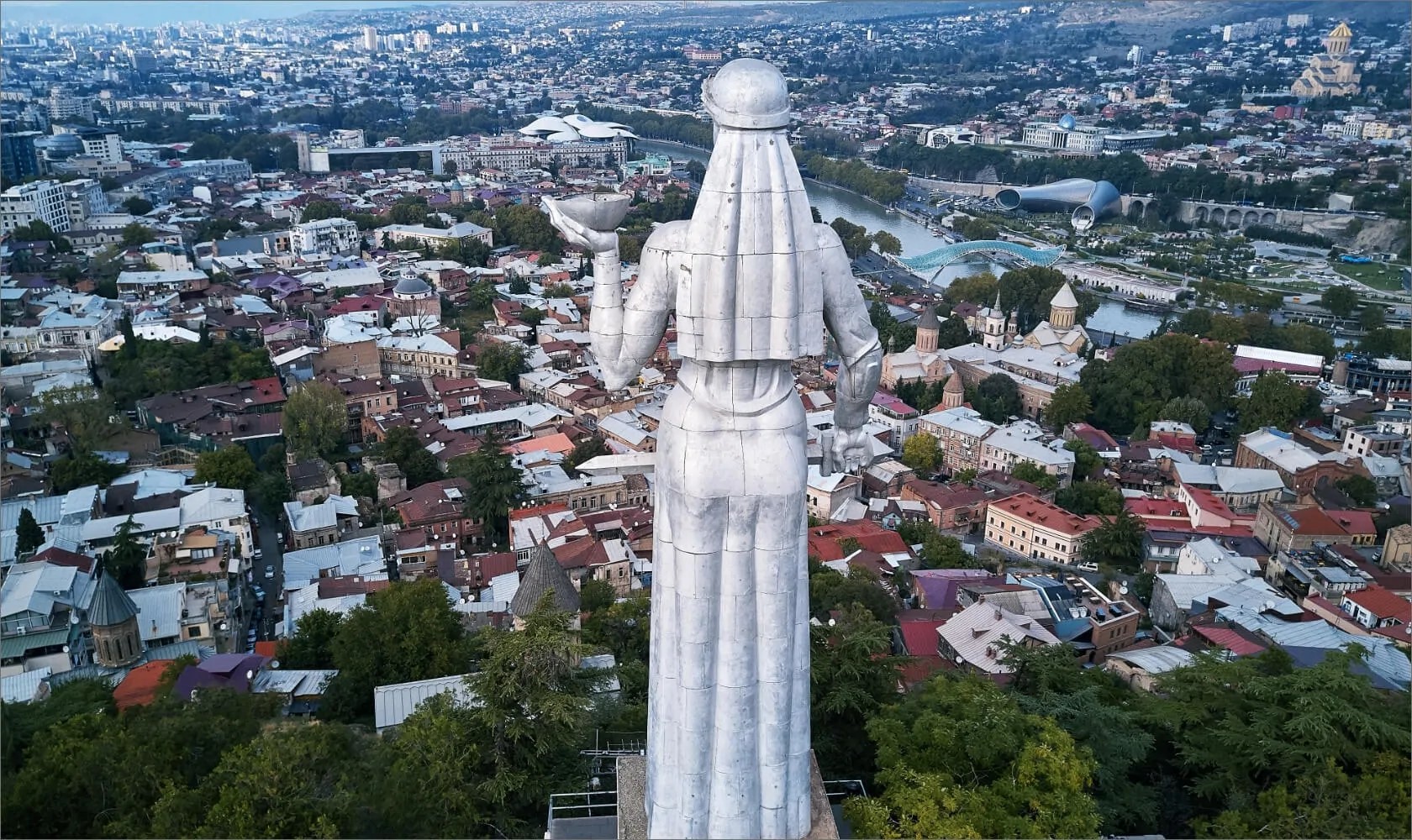 Kartlis Deda: The Majestic Guardian of Tbilisi